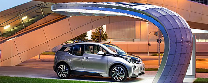 Eine Schnellladestation von ABB soll in einem Gemeinschaftsprojekt von BMW, Deutsche Bahn, Eight, RWE, der Universität Bamberg, der Bundeswehr-Uni München und der TU Dresden ab Mitte des Jahres an der BMW-Welt Elektroautos laden.