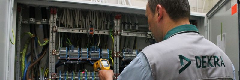 Micheal Klaus bei der Arbeit: Als Sachverständiger für Elektrotechnik ist er hauptsächlich für die Prüfung von elektrischen Anlagen und Betriebsmitteln in der Industrie zuständig.