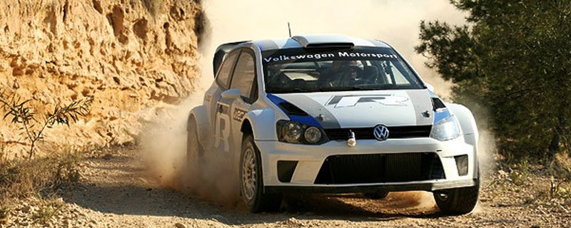 Rallyetauglicher Leichtbau: Volkswagen und ThyssenKrupp Steel haben eine Motorhaube aus einem neuartigen Hybridwerkstoff entwickelt.