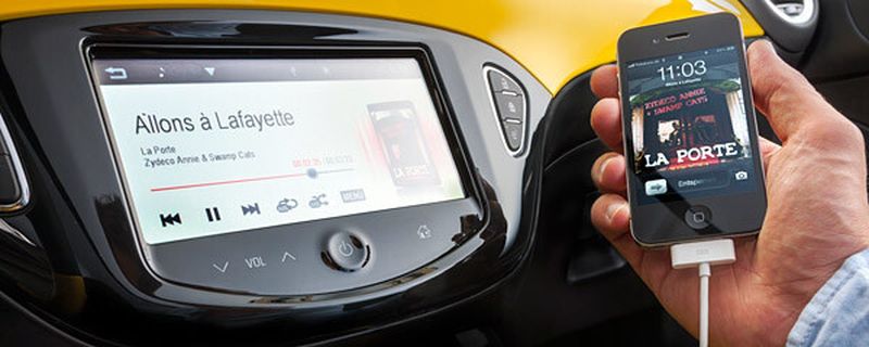 Viele Deutsche erkennen bereits Vorteile in der Fahrzeugvernetzung. Als Kaufkriterium ziehen sie jedoch die Motorleistung onlinebasierten Diensten vor.