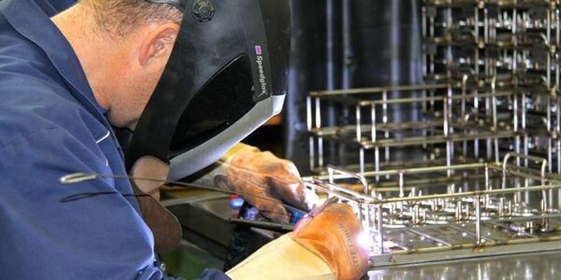 Rund 40 % mehr Produktionsfläche und neues Personal sowie Fertigungsequipment ermöglichen kürzere Durchlaufzeiten bei der Fertigung von Sonder-Werkstückträgern.