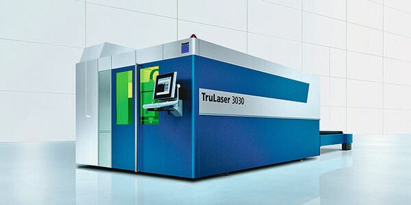 Trumpf bietet eine große Auswahl an Maschinen mit Festkörperlaser, darunter die TruLaser 3030 fiber, mit der Rohre und Buntmetalle bis 20 mm Blechdicke geschnitten werden können.