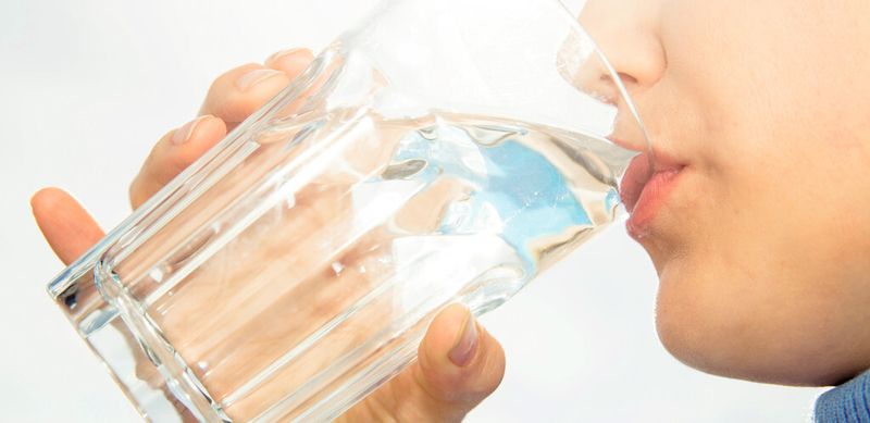Abb.1: Neben klassischen Analysemethoden können auch die menschlichen Sinne wie der Geschmackssinn zur Beurteilung der Wasserqualität genutzt werden.