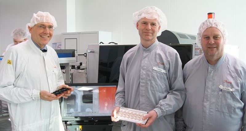 Inspektionssystem Viscom X7056BO bei Danfoss Silicon Power in Flensburg. (V.l.n.r.): Wolfgang Herbig (Herbig Technologies), Torsten Hansen und Wolfgang Dreesen(Danfoss Silicon Power).