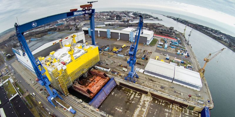 Die Konverterplattform SylWin alpha sorgt auf hoher See 70 km von Sylt dafür, dass der Strom aus Windkraftanlagen weitgehend verlustfrei an Land ankommt.