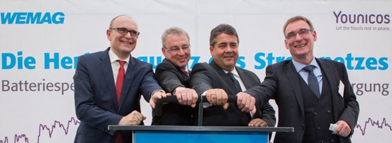 Legen den Hebel für mehr erneuerbare Energien im Stromnetz um (von links): Erwin Sellering, Ministerpräsident des Landes Mecklenburg-Vorpommern, Thomas Pätzold, Technischer Vorstand der WEMAG AG, Sigmar Gabriel, Bundesminister für Energie und Wirtschaft sowie Clemens Triebel, Technischer Vorstand der Younicos AG.