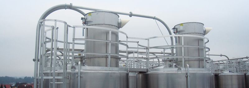 Bild 2: zeigt die Außenrundsilos mit pneumatischer Förderleitung (Bild: IMG2789.jpg)