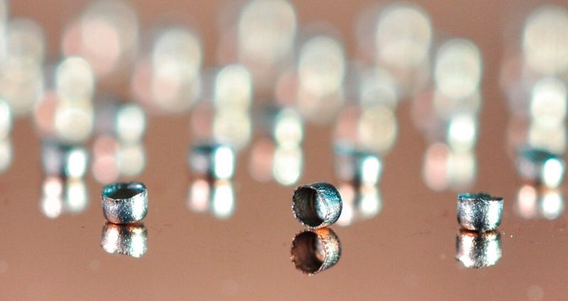 Mikronäpfe sind kleinste metallische Bauteile die sich schnell, kostengünstig und präzise und in hohen Stückzahlen produzieren lassen.