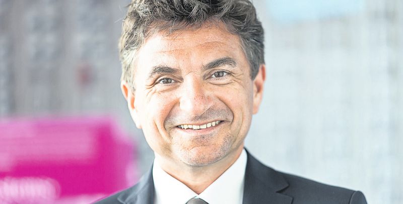 Dr. Ferri Abolhassan ist Geschäftsführer der T-Systems International, promovierter Informatiker sowie Autor und Herausgeber zahlreicher Publikationen