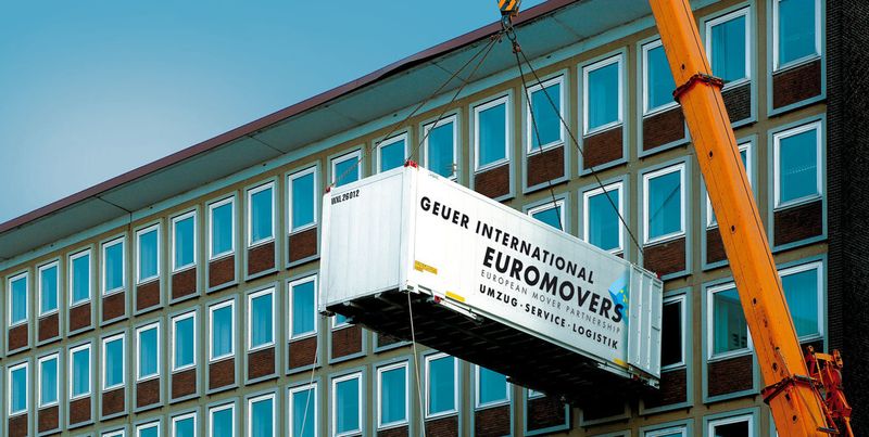 Abb. 3: Verladen der Container per Kran