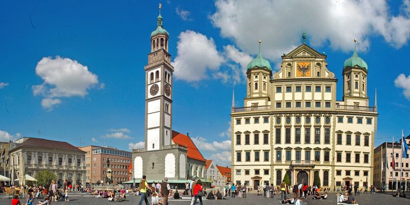 Also lässt sich nun in Augsburg nieder – im Bild, das Augsburger Renaissance-Rathaus (rechts) und der Perlachturm (links).
