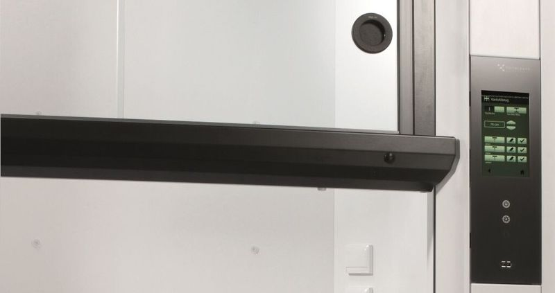 Abb. 5: Abzüge mit höhenverstellbaren Tischplatten passen sich nicht nur der Größe des Anwenders an; für ausladendere Versuche wird aus einem Tischabzug ein Abzug mit besonders viel Innenraumhöhe.