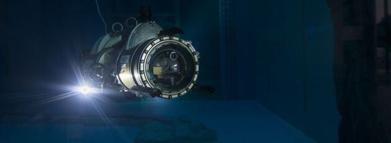 Der etwa 1,5 Meter lange und 63 Kilogramm schwere Unterwasserroboter Avalon steuert sich unter Wasser autonom und soll bei Inspektionen eingesetzt werden.