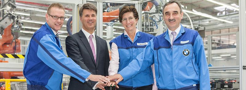Sie nahmen die neue Produktionslinie für künftige Plug-in-Hybride in Dingolfing symbolisch in Betrieb (v.l.n.r.).: Markus Fallböhmer, Leiter Planung und Produktion elektrische Antriebssysteme, BMW Group Produktionsvorstand Harald Krüger, Ilka Horstmeier, Leiterin Planung und Produktion Antriebssysteme sowie Josef Kerscher, Leiter BMW Group Werk Dingolfing.
