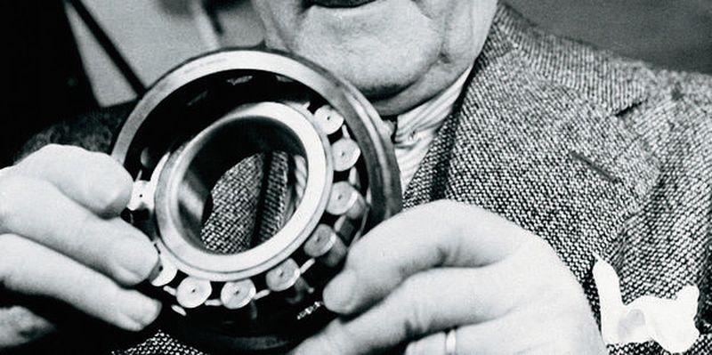 Der schwedische Ingenieur Sven Wingquist legt mit der Erfindung des zweireihigen
Pendelkugellagers den Grundstein für SKF.