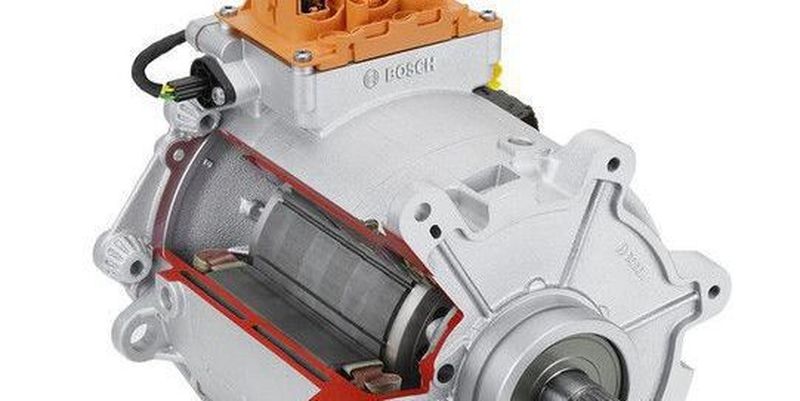 Der Elektromotor SMG180/120 von Bosch ist ein kompaktes Kraftpaket für den Antriebsstrang von Elektroautos. Er wiegt nur 32 kg und passt in einen handelsüblichen Schulrucksack.