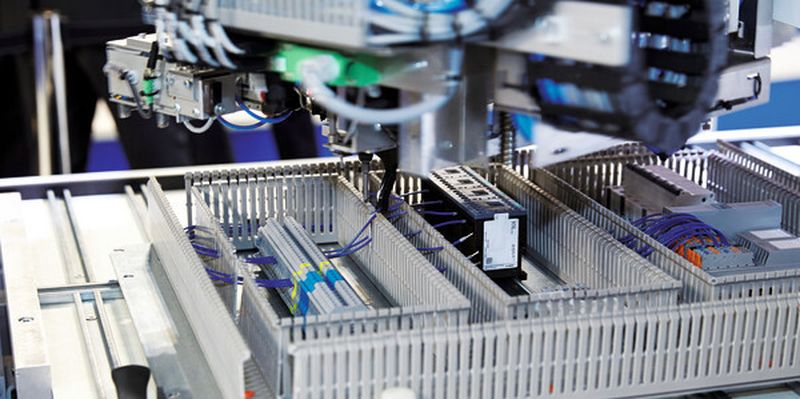 Dieser Verdrahtungsroboter von Kiesling Maschinentechnik zeigt, dass es im Schaltanlagen- und Steuerungsbau noch genügend Automationspotenzial gibt.