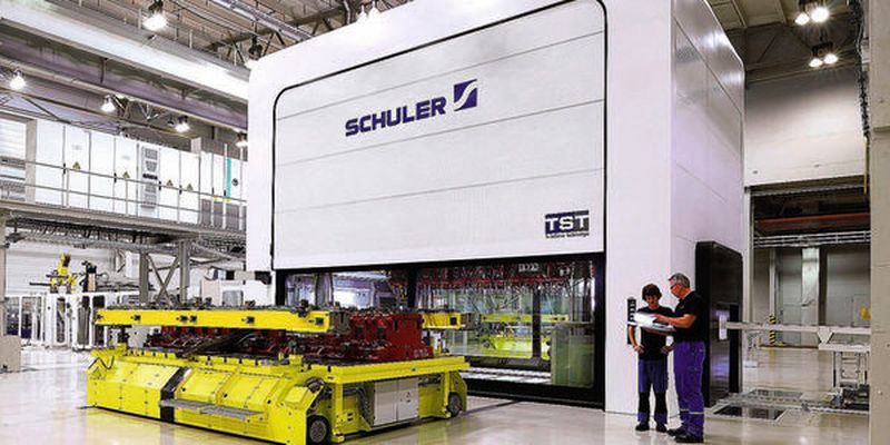Schuler stellt im Werk Erfurt die erste Twin-Servo-Presse (TST) vor; sie gleicht einer kleinen Revolution in der Presstechnik.