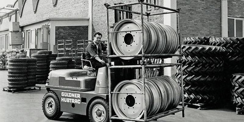 Hubtrac: 1959 wurde auf der Hannover-Messe der erste Linde-Stapler mit Hydrostatik und Doppelpedalsteuerung präsentiert.