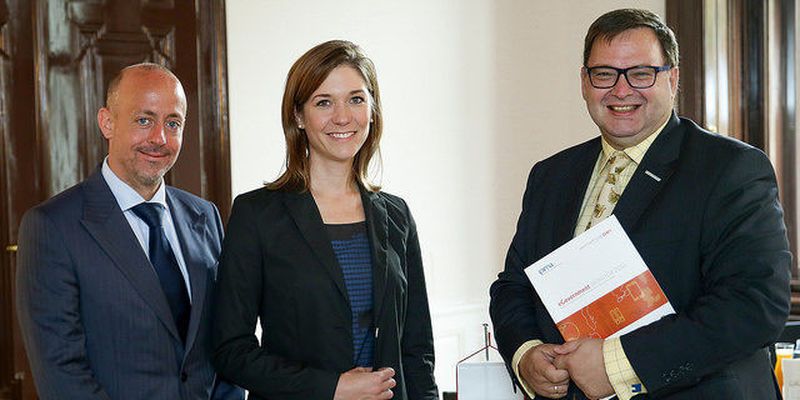 Lena-Sophie Müller (Geschäftsführerin der Initiative D21), Philipp Müller (Director Public Affairs bei CSC) und Christian Rupp (Sprecher der Plattform Digitales Österreich) bei der Präsentation der Ergebnisse in Wien