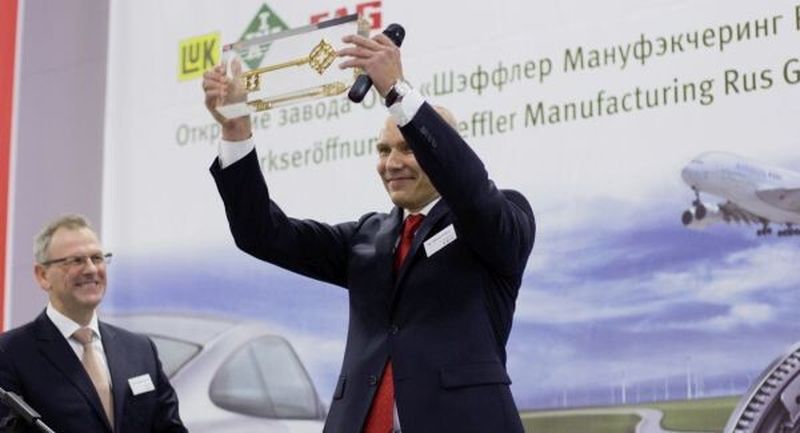 Mikhail Volkov, Generaldirektor von Schaeffler Manufacturing Rus (Mitte) hält stolz den symbolischen Schlüssel für das neue Werk Uljanovsk in den Händen. Links: Dietmar Heinrich, CEO Schaeffler Region Europa.
