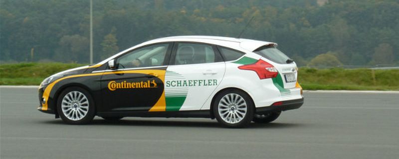 Der Ford Focus mit Mild-Hybrid hatte schon vor der Modifikation einen sparsamem Dreizylinder. Nach Motor-Tuning und elektrischer Ertüchtigung verbraucht er aber nicht nur deutlich weniger als das Basis-Fahrzeug, sondern unterschreitet sogar leicht den CO2-Grenzwert von 95 g/km, der ab 2020 vorgeschrieben ist.