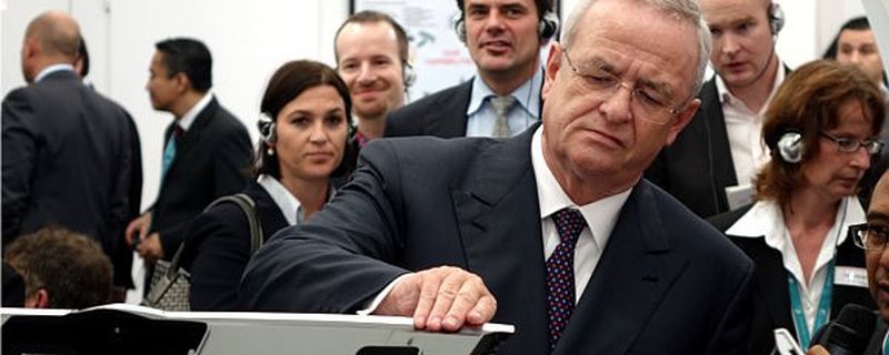 Seine Messerundgänge sind Kult: Martin Winterkorn inspiziert auf der IZB 2014 die Exponate der Aussteller.