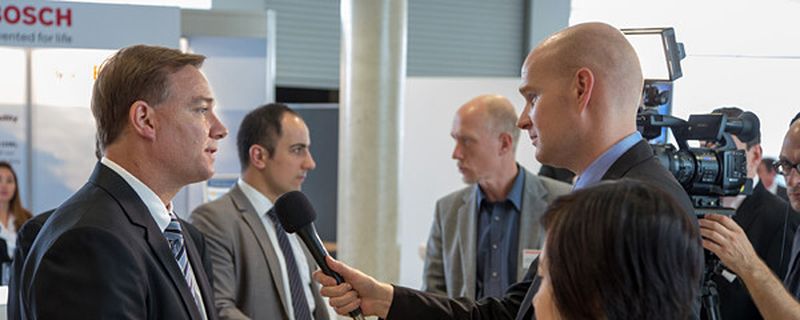 Thomas Chambers, Geschäftsführer Continental Automotive (Thailand) Co., Ltd., (l.) im Interview mit »Automobil Industrie«-Reporter Jens Meiners auf der IZB 2014.