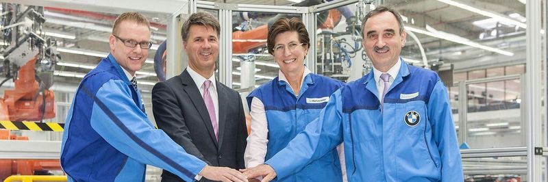 Sie nahmen die neue Produktionslinie für künftige Plug-in-Hybride in Dingolfing symbolisch in Betrieb (v.l.): Markus Fallböhmer, Leiter Planung und Produktion elektrische Antriebssysteme, BMW Group Produktionsvorstand Harald Krüger, Ilka Horstmeier, Leiterin Planung und Produktion Antriebssysteme sowie Josef Kerscher, Leiter BMW Group Werk Dingolfing.