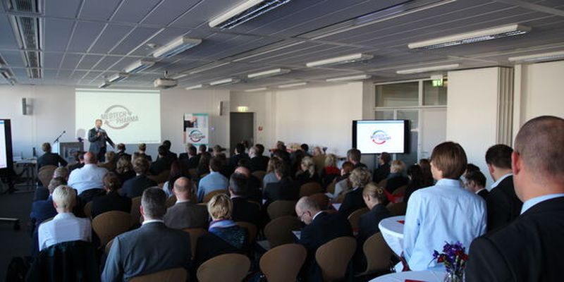 Gut gefüllter Vortragssaal. Fast 100 Teilnehmer sind zum „1. Fachsymposium Medtech meets Pharma“ bei Vogel Business Media in Würzburg gekommen.