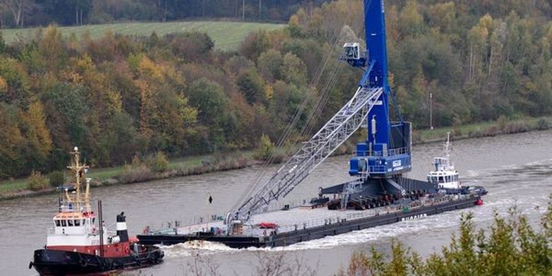 Der Kran wurde über den Nord-Ostsee-Kanal transportiert
