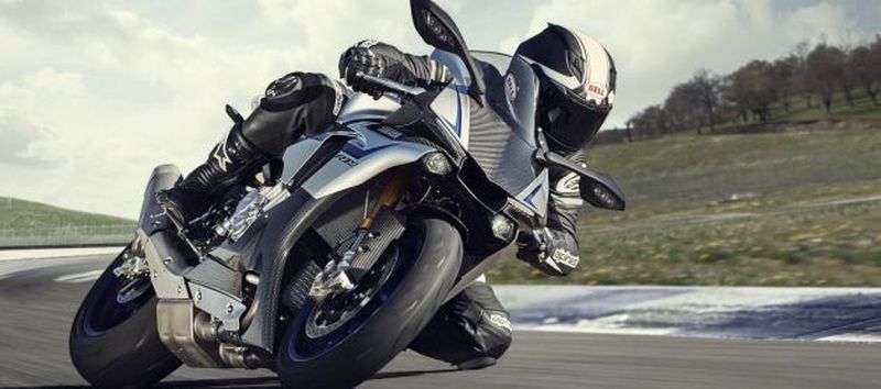 Yamaha YZF-R1 mit 200 PS on track.