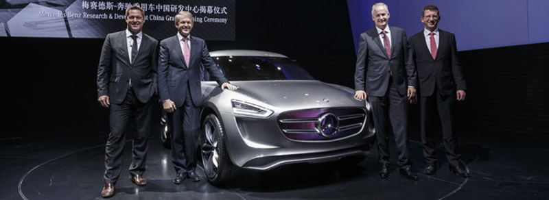 Feierliche Eroeffnung des neuen Gebäudes von MB Research & Development in Peking (v.l.n.r.): Prof. Dr. h.c. Gorden Wagener, Leiter Design Daimler AG; Prof. Dr. Thomas Weber, Mitglied des Vorstands der Daimler AG, verantwortlich für Konzernforschung & Mercedes-Benz Cars Entwicklung; Hubertus Troska, Mitglied des Vorstands der Daimler AG, Vorstandsvorsitzender der Daimler Greater China Ltd.; Klaus Mannsperger, Executive Vice President Daimler Greater China Ltd., Leiter Mercedes-Benz Forschung & Entwicklung China.