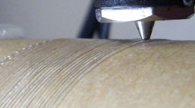 Eine 0,5 mm durchmessende Düse eines Extruders bei der erstmaligen Verarbeitung eines thermoplastischen Polyurethans (PUR) aus nachwachsenden Rohstoffen.