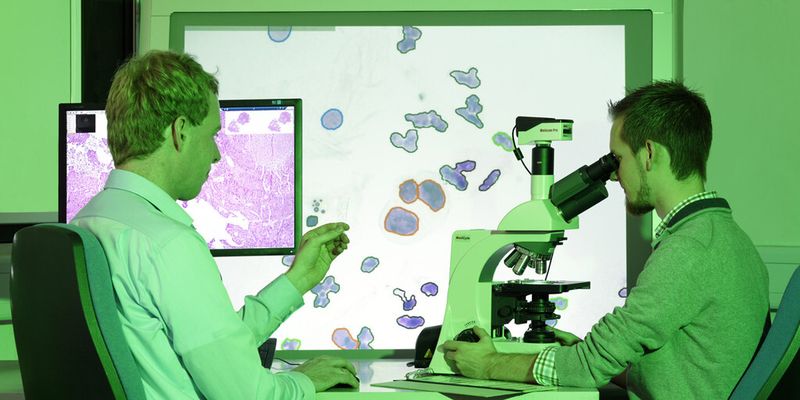 DNA-Bildzytometrie zur bis zu zwei Jahren schnelleren Krebsfruehdiagnose an Zellabstrichen. Mitarbeiter des Lehrstuhls fuer Bildverarbeitung der RWTH Aachen entwickelten Mustererkennungssysteme, die automatisch Zellkerne mit kleinsten morphologischen Veraenderungen in digitalen Aufnahmen identifizieren (siehe rotumrandete Zellen).
