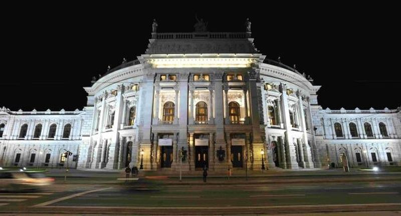 Während sich am Wiener Burgtheater, wo Bosch Rexroth eine moderne Bühnenleitsteuerung installierte, der Vorhang hebt, fällt er am Stammsitz in Lohr am Main.