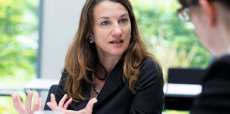 Nicht die Halbleiter bestimmen die Entwicklung von Umrichtern. Barbara Frei: „Die Applikationssoftware ist viel entscheidender. Genauso wie die Frage, wie schnell der Kunde das Produkt in seinen laufenden Prozess integrieren kann.“