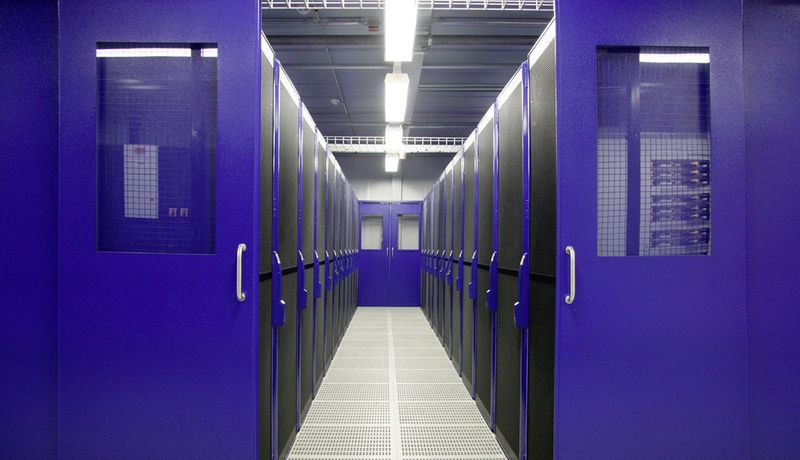 In nur einem der beiden Server-Räume des neuen Rechenzentrums von der TÜV Nord Group stehen 120 IT-Schränke. Die "TS IT Racks" von Rittal sind in einem Kalt-/Warmgang-Konzept aufgestellt. Die Klimatisierung erfolgt über ein redundant aufgebautes Umluft-Klimasystem (UKS).