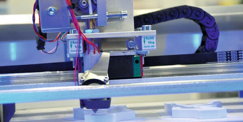 Beim 3D-Druck wird pulverförmiges, geschmolzenes oder flüssiges Material schichtenweise aufeinander aufgebaut und ausgehärtet. Auf diese Weise entstehen dreidimensionale Objekte.