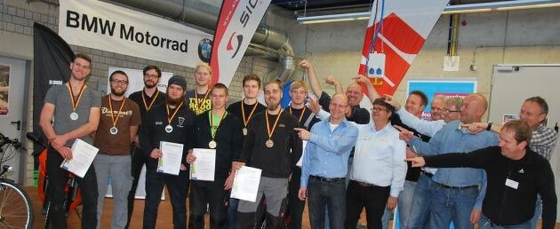 Siegerfoto mit Bewertern: Der praktische Leistungswettbewerb 2014 im Zweiradmechaniker-Handwerk.