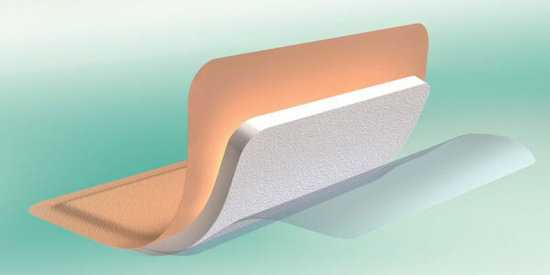 Typischer Aufbau einer modernen Wundauflage, bestehend aus Klebstoffschicht, absorbierendem Schaum und Barrierefilm.