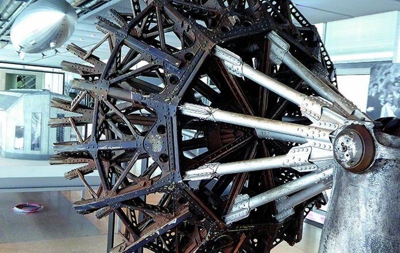 Die „Spitze“ eines Zeppelins besteht aus einer geballten Stahl- und Aluminiumkonstruktion. Sie diente auch als Verankerung eines Zeppelins nach der Landung.