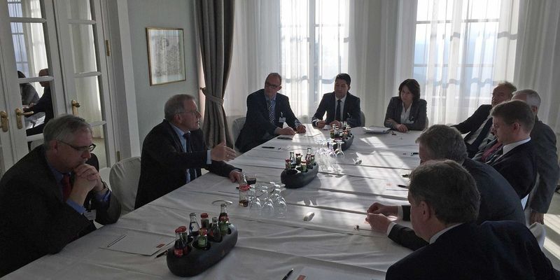 Bayerns Finanzstaatssekretär Johannes Hintersberger (Mitte links) nutzte den Summit, um die Ziele von Montgelas 3.0 zu präsentieren