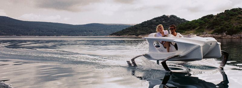 Das elektrisch angetriebene Tragflächenboot Quadrofoil flitzt mit bis zu 40 km/h über die Wasseroberfläche.