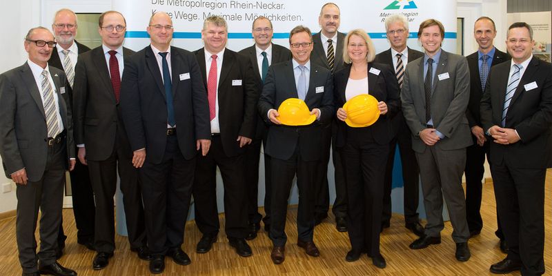 Der Arbeitsbereich „Verwaltungsvereinfachung/eGovernment“ der Metropolregion Rhein-Neckar GmbH setzt sich für eine effizientere Verwaltungspraxis im Dreiländereck Baden-Hessen-Pfalz ein. Wichtiger Baustein ist in diesem Zusammenhang das Modellvorhaben „Kooperatives eGovernment in föderalen Strukturen“, das für die Umsetzung der neuen eVergabeplattform zuständig ist.