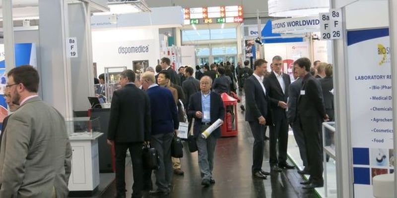 Schon früh am Morgen des ersten Messetages herrscht auf den Ständen und in den Fluren der Halle 8a großer Besucherandrang.