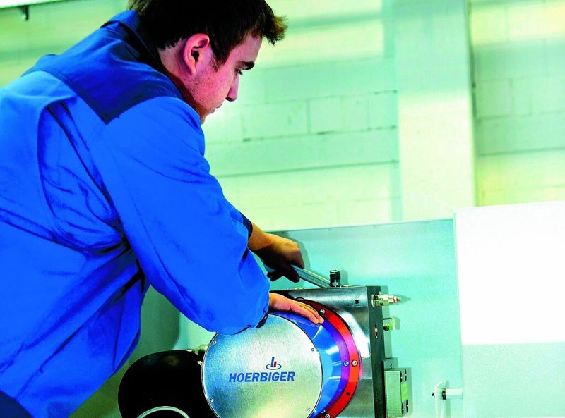 Mit der Antriebslösung ePrAX® setzt die Hoerbiger Automatisierungstechnik GmbH für Abkantpressen neue Maßstäbe. Der Antrieb lässt sich leicht montieren und warten.