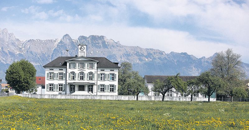 Das Schulhaus Räfis der idyllischen Gemeinde Buchs