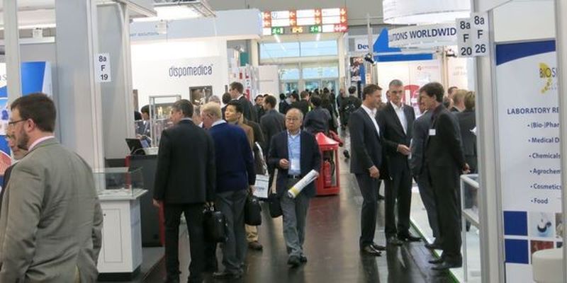 Schon früh am Morgen des ersten Messetages herrscht auf den Ständen und in den Fluren der Halle 8a großer Besucherandrang.