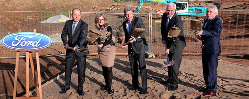 Spatenstich für das neue Klimawindkanal-Zentrum: Jörg Beyer, Geschäftsführer für den Bereich Produktentwicklung der Ford-Werke GmbH, Barb Samardzich, Chief Operating Officer, Ford Europa, Bernhard Mattes, Vorsitzender der Geschäftsführung der Ford-Werke GmbH sowie NRW-Wirtschaftsminister Garrelt Duin und Jürgen Roters, Oberbürgermeister der Stadt Köln (v.l.).